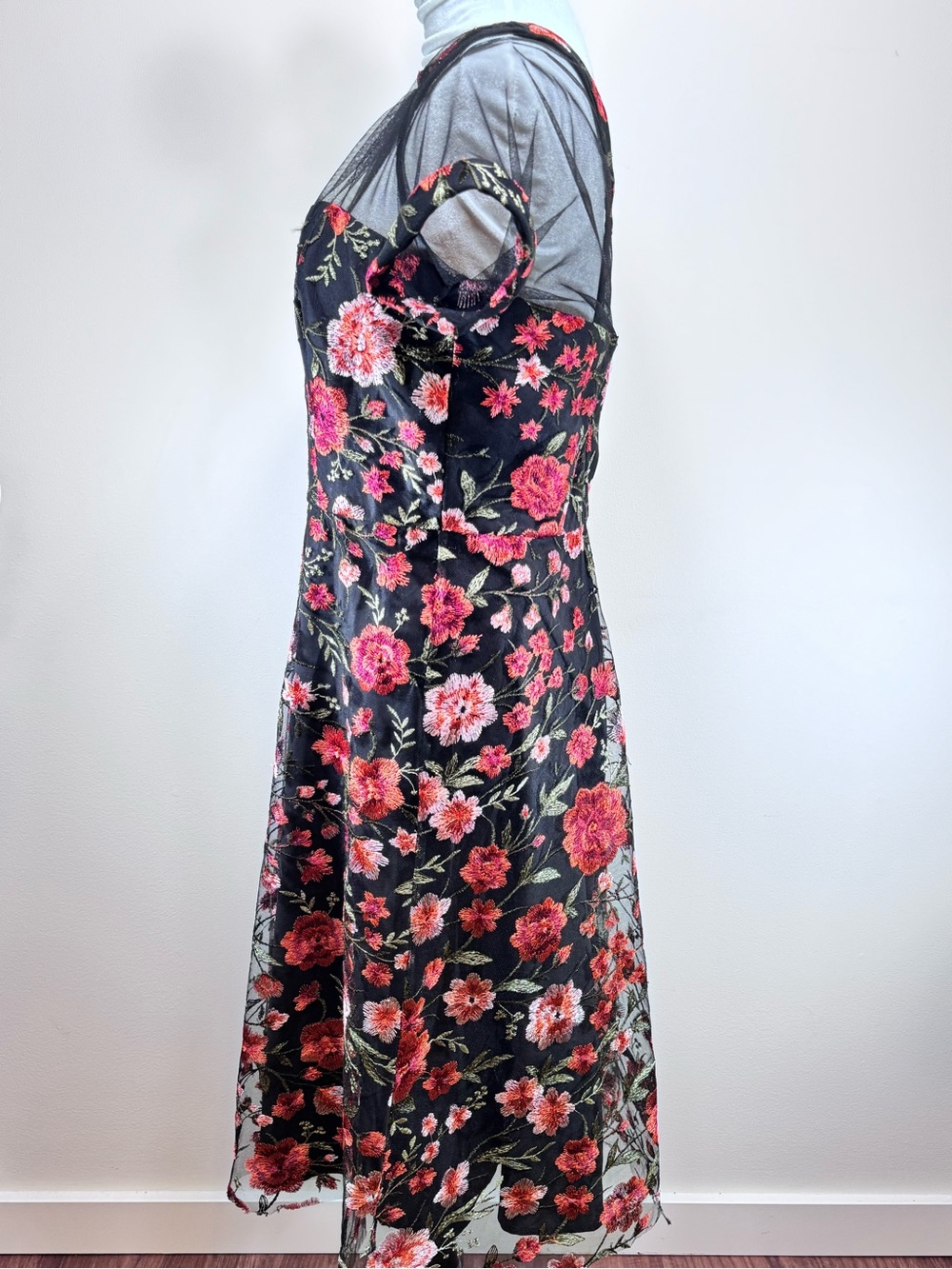 Maggie London Floral Mesh Overlay Short Sleeve Midi Dress in Black/ Red size 12 - Picture 2 of 10